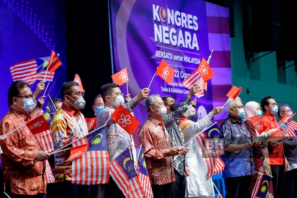 Muhyiddin bersama pemimpin kanan Perikatan Nasional mengibarkan bendera ketika menyanyikan lagu parti BERSATU dan lagu Jalur Gemilang selepas Kongres Negara 2020 di MITEC, Kuala Lumpur. - NSTP/Aizuddin Saad