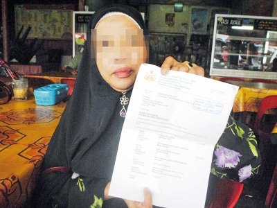 N/A Cik Yah menunjukkan rekod penceraian selepas hadir perbicaraan di Mahkamah Syariah di sebuah daerah,